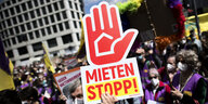 Demonstranten mit Schild Mieten Stopp auf der Demonstration von Mieterorganisationen