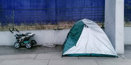 Zelt eines Obdachlosen am Ludwig-Erhard-Ufer im Regierungsviertel, Berlin-Mitte