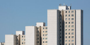 Hochhäuser vor blauem Himmel