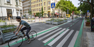 Radfahrer fahren auf einer für Autos gesperrten Straße