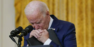 Joe Biden haelt inne am Rednerpult