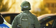 Ein Polizist in der Nähe eines Tatorts nach dem Hanau-Anschlag vom 19. Februar 2020