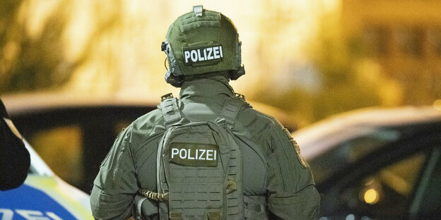 Ein Polizist in der Nähe eines Tatorts nach dem Hanau-Anschlag vom 19. Februar 2020