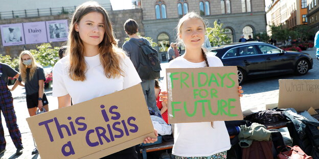 Luisa Neubauer und Greta Thunberg mit Plakaten in der hand