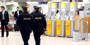 Zwei Polizisten am Hamburger Flughafen.
