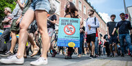 "Keine Bühne der AfD" steht auf einem Plakat der Demonstrierenden
