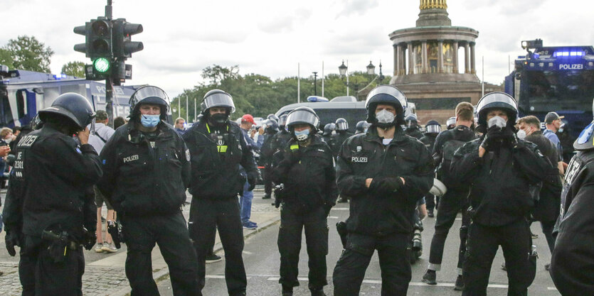 Polizisten stehen vor der Siegessäule in Berlin