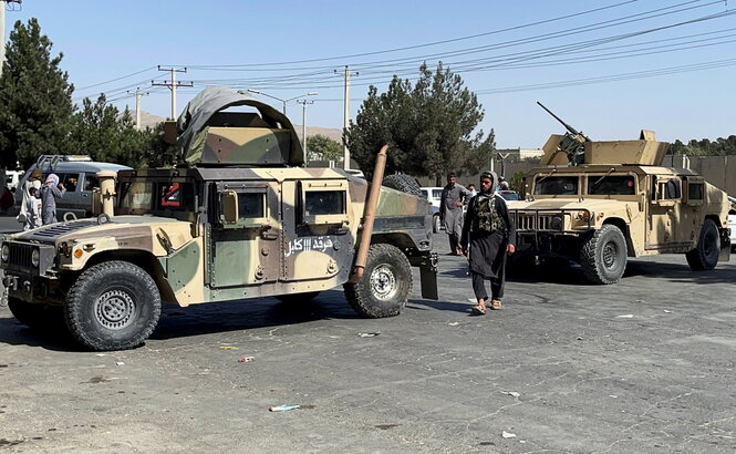 Eine Strasse in Kabul wird mit zwei Militärfahrzeugen blockiert