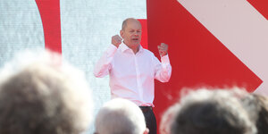 Olaf Scholz (SPD) vor einem roten Hintergrund