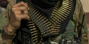 Nahaufnahme eines Taliban mit Patronengürtel um den Hals