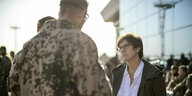 Annegret Kramp-Karrenbauer spricht mit Soldaten