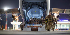Soldaten steigen aus einem Bundeswehrflugzeug