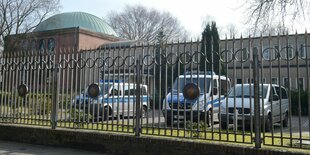 Vor der Synagoge in Bremen Schwachhausen stehen Polizeiautos