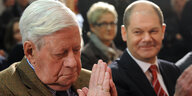 Helmut Schmidt und Olaf Scholz sitzen nebeneinander