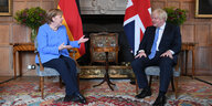 Boris Johnson und Angela Merkel im Gespräch, sitzend nebeneinander