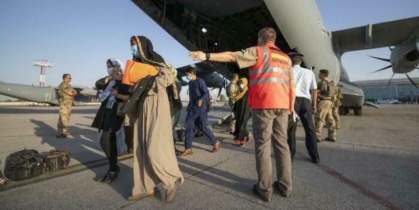 Menschen steigen aus einem Flugzeug