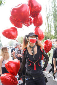 eine Teilnehmerin mit roten Herzluftballon eine Teilnehmerin mit roten Herzluftballon