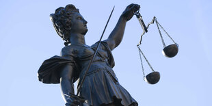 Man sieht die Statue der Justitia