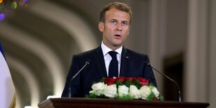 Frankreichs Präsident Macron an einem Rednerpult.