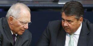 Wolfgang Schäuble und Sigmar Gabriel reden miteinander.