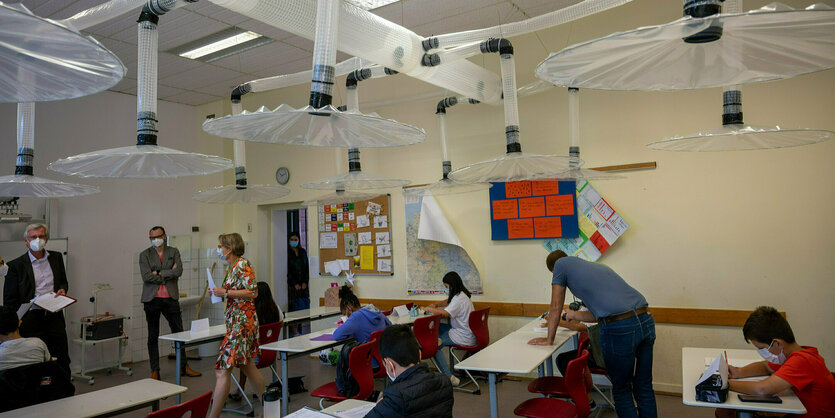 Ein Klassenraum mit neu eingebauten Luftfiltern in Mainz, Rheinland-Pfalz