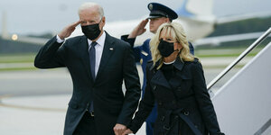 Biden und Seine Frau am Fuße eines Flugzeugs