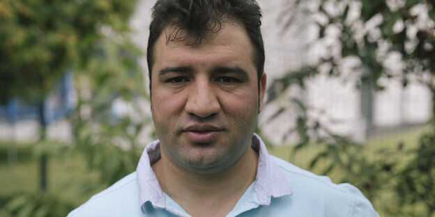 Ein Mann mit kurzen, braunen Haaren und einem sportlichen Shirt: Jawed Sadeqi