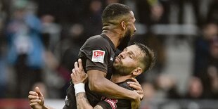 Guido Burgstaller (r) von St. Pauli jubelt nach seinem Treffer zum 1:0 mit Daniel-Kofi Kyereh.