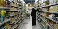 Eine Burqa-Trägerin in einem Supermarkt in Dubai