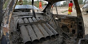 Eine Raketenabschussbasis in einem zerstörten Auto