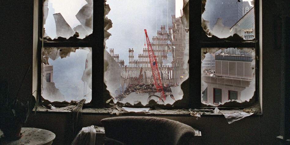 Der Blick durch ein Apartmentfenster im Hintergrund das zusammengebrochene WTC