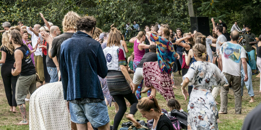 Party Feiernde in Park