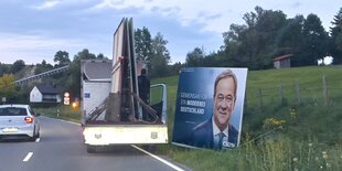 Wahlplakat der CSU mit Armin Laschet am Straßenrand.