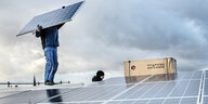 Ein Mann steht auf einem Solardach mit einem Solarpaneel auf dem Rücken