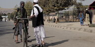 Taliban kontrolliert eine Strasse am Flughafen