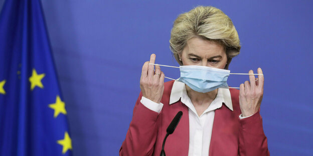 EU-Kommissionspräsidentin Ursula von der Leyen beim Absetzen ihrer Maske.