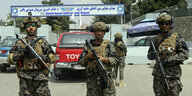 Bewaffnete Spezialeinheiten der Taliban vor dem Haupttor des Kabuler Flughafens