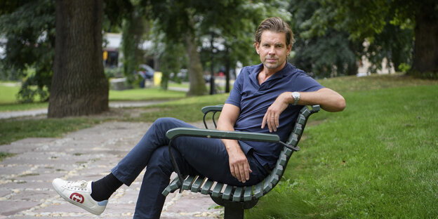 Der Autor Alex Schulman auf einer Parkbank