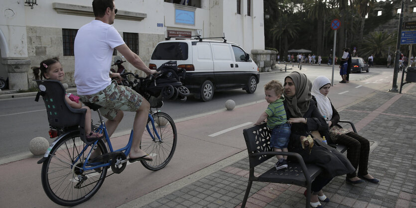 Migrantinnen auf einer Parkpank auf der Insel Kos