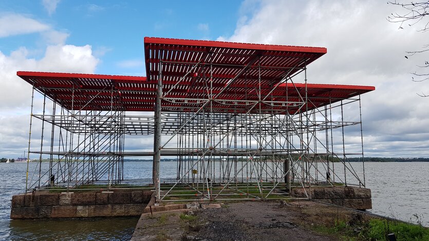 Ein rote Dach auf Pfeilern sechs Meter über der Ostsee