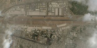 Satellitenfoto des Flughafens Kabul. Landebahnen und desolate Häuser