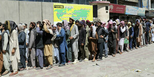 Männer stehen in Afghanistan in einer Schlange vor der Bank