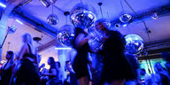 Das Foto zeigt Tanzende ohne Maske in einem Club.