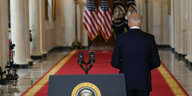 US-Präsident Joe Biden von hinten aufgenommen, wie er das Rednerpult verlässt