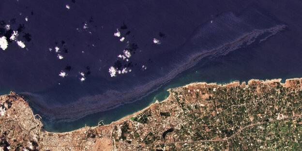 Eine Satellitenaufnahme des meeres zwischen Syrien und Zypern. In der Mitte ein riesiger rotglühender Fleck: der Ölteppich.