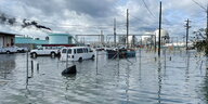 Überschwemmung, treibende Autos im Gebiet einer Ölraffinerie
