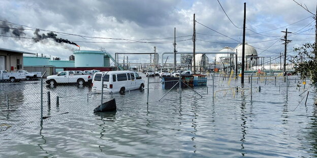 Überschwemmung, treibende Autos im Gebiet einer Ölraffinerie