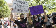 Zwei Frauen halten Schilder hoch worauf steht "My Body my Choice"