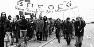 Studenten aus allen Teilen der Bundesrepublik demonstrierten 1982 fuer die Beibehaltung der Bafoegsaetze fuer die Studenten.