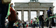 Menschen stehen vor dem Brandenburger Tor